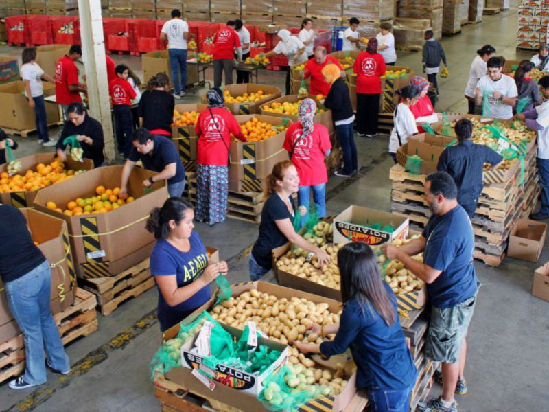 Llamar al 211 es un recurso si te preguntas cómo encontrar un banco de comida en Canadá