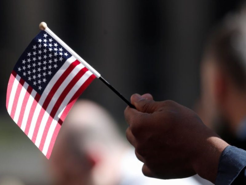 Mano sosteniendo una bandera de Estados Unidos