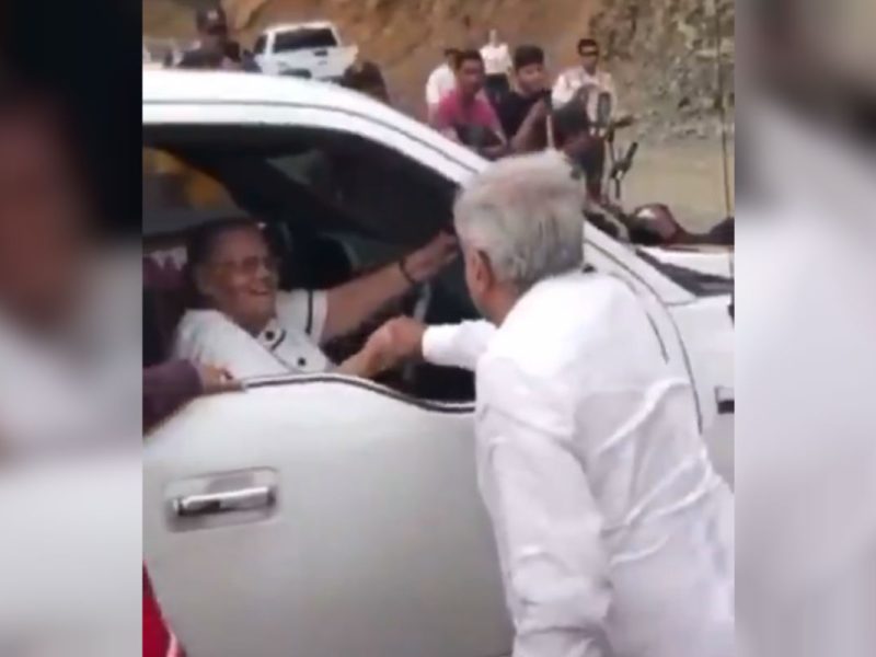 AMLO y la mamá del chapo