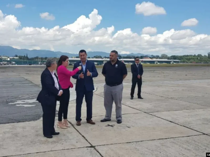 Aviones usados para deportaciones ayudan a estadounidenses a regresar VOA