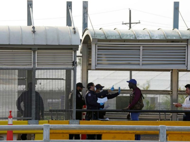 Los gobernadores de los estados fronterizos de México con EEUU están pidiendo al gobierno que tome medidas para disminuir los brotes de Covid-19. Foto: Reuters / Voz de América