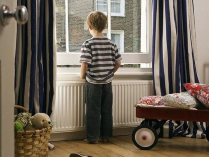 Niño solo en casa