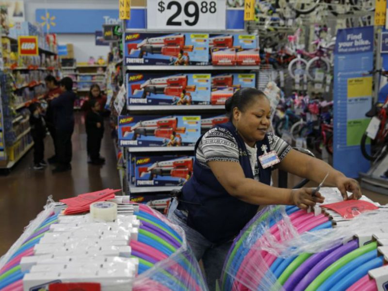 Trabajadora de Walmart etiqueta productos, en una tienda de Las Vegas, Nevada.