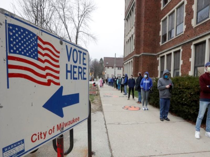 Personas votando en Wisconsin
