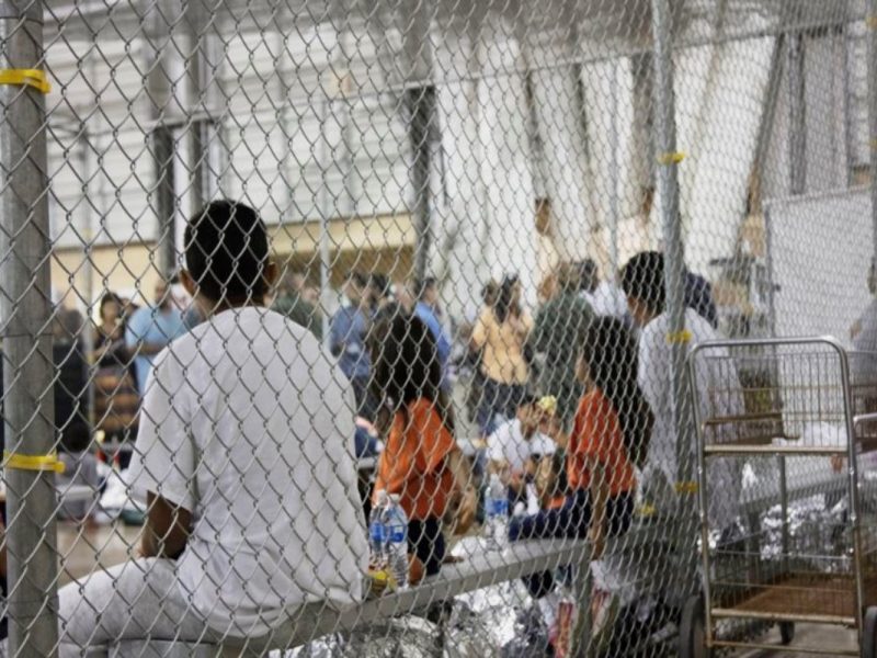 Niños migrantes en centro de detención