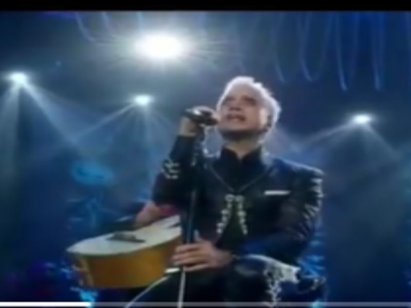 Alejandrom Fernández cantando