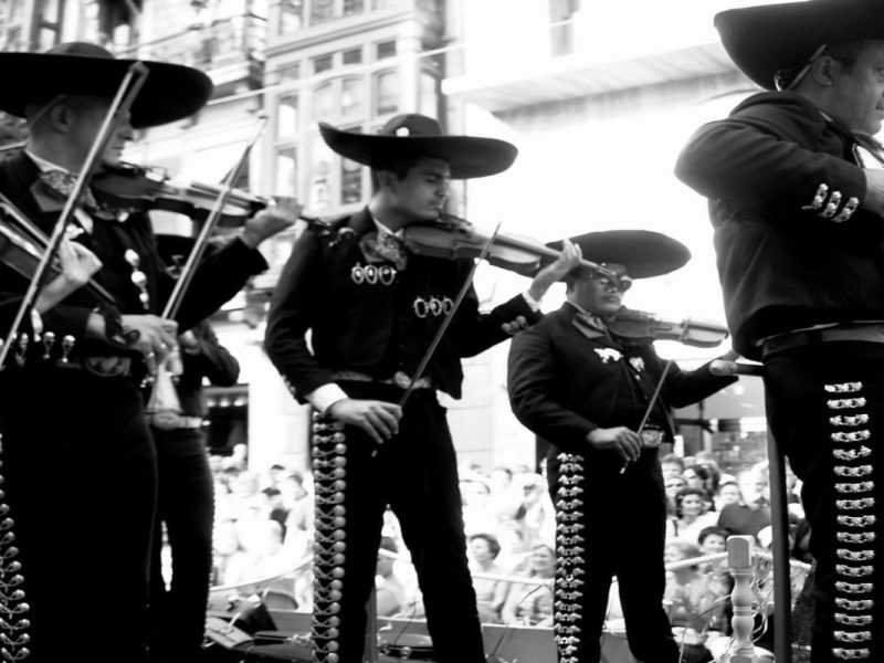 Mariachis tocando