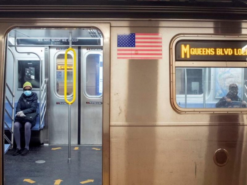 Pasajeros con mascarilla en tren de NY