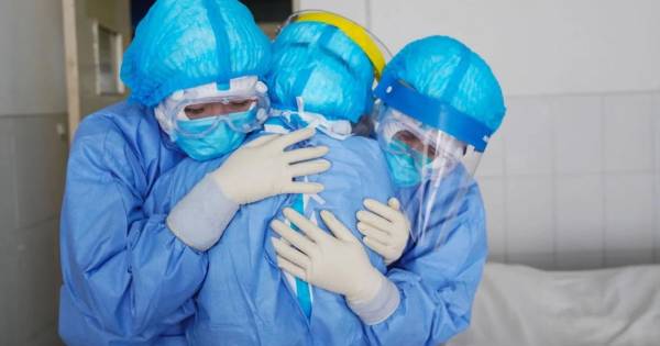 Hasta con mariachis, también hay mexicanos que agradecen al personal de los hospitales