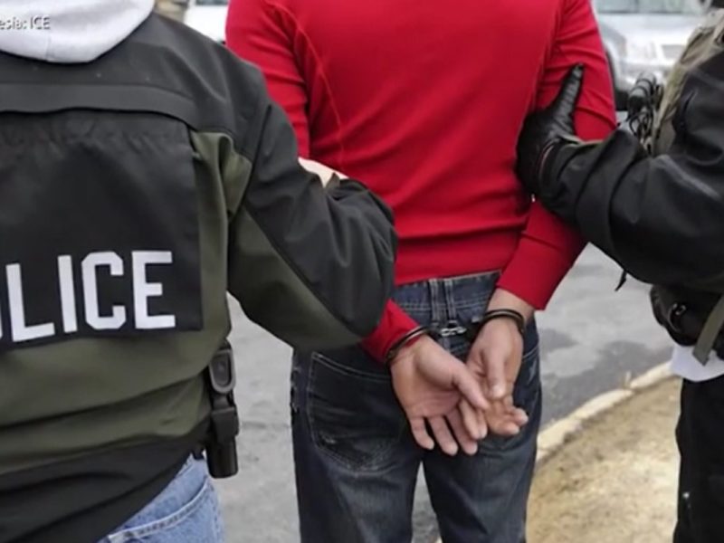 Migrante detenido por el ICE