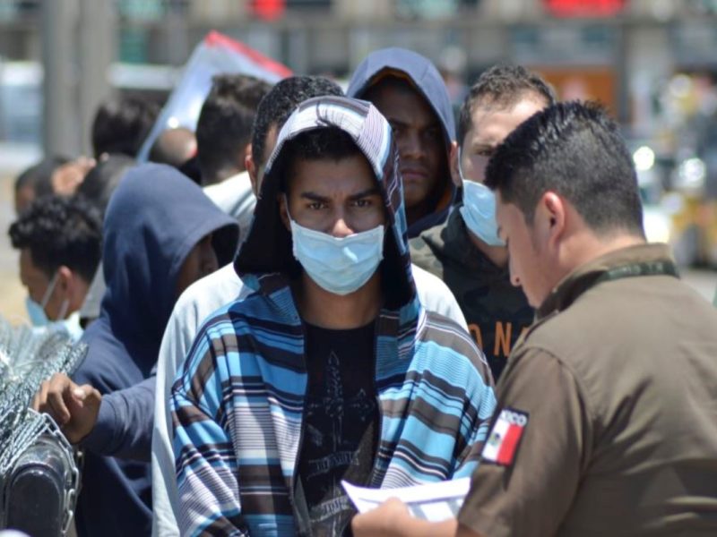 Migrantes con cubreboca