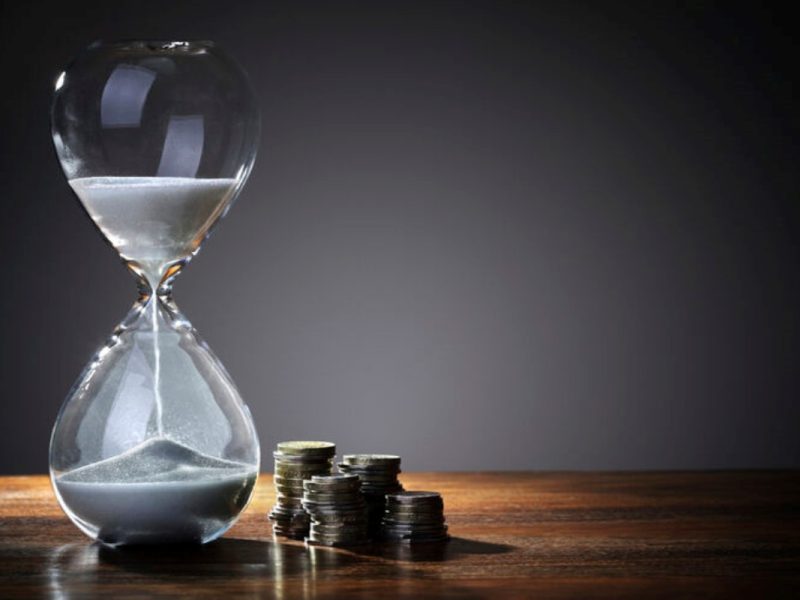 Reloj de arena y monedas