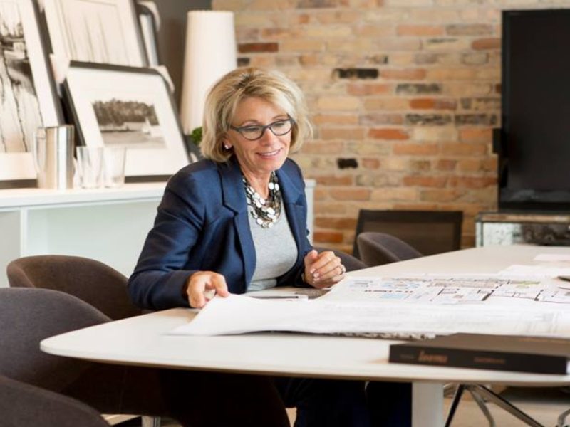 DeVos bloquea a estudiantes de DACA de la ayuda de emergencia sanitaria