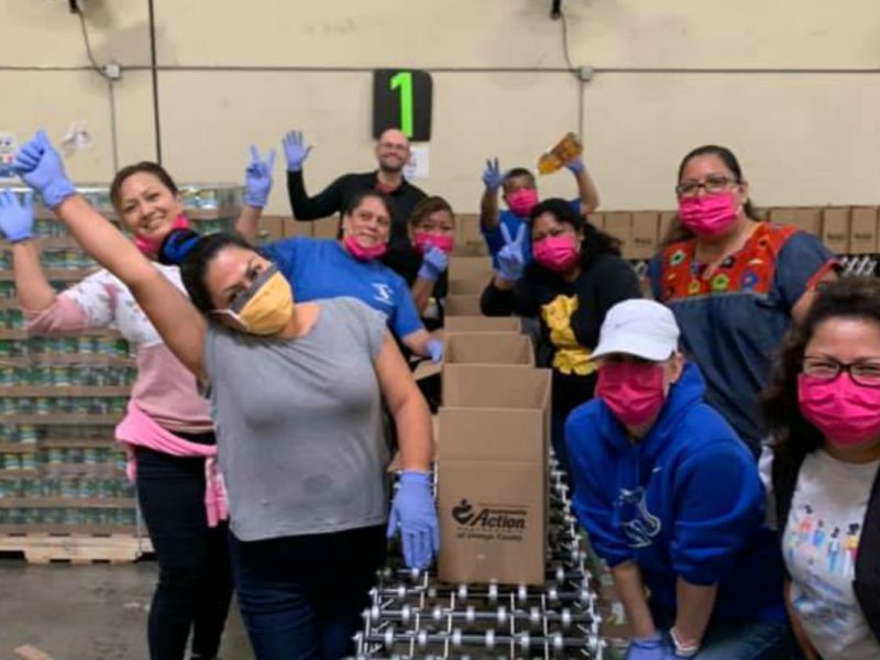 Indocumentados regalan despensas a otros indocumentados en la crisis Erika Flores