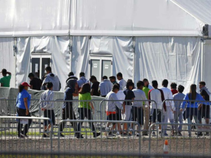 AP VOA Juez federal ordena liberar a menores de edad detenidos por inmigración