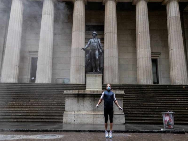 Hombre con cubreboca en Manhattan