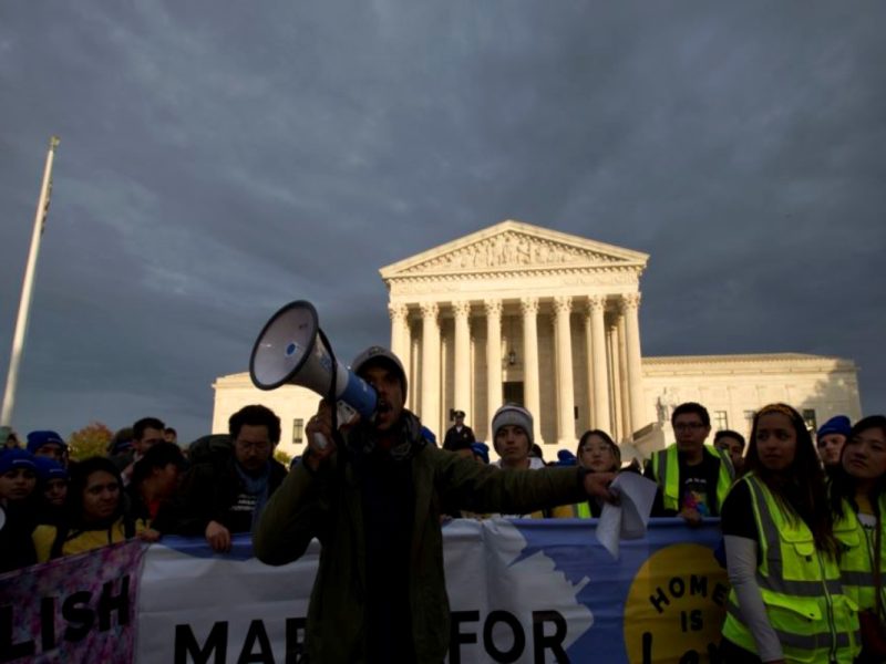 Manifestantes desfilan frente a la Corte Suprema de EE.UU. en defensa de los programas DACA y TPS