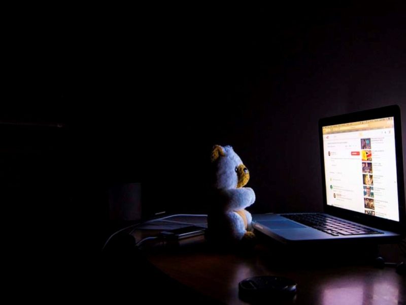 Oso de peluche frente a una computadora