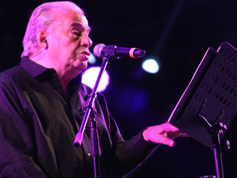 Hospitalizan a Óscar Chávez por síntomas de coronavirus