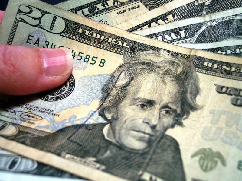 Dólares 50 recibir en mano