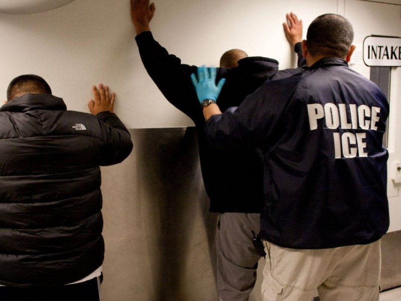 Juez federal ordena a ICE liberar a detenidos en Florida