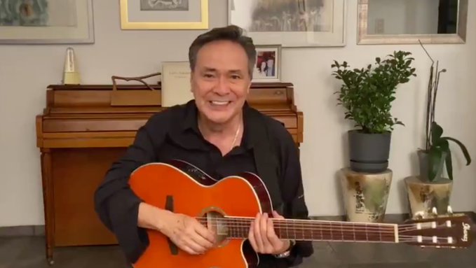 El cantante mexicano Yoshio en estado crítico por coronavirus