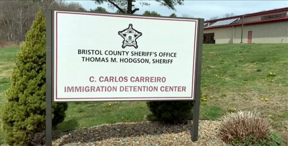 Migrantes en EEUU causan daños en centro de detención al negarse a prueba de coronavirus