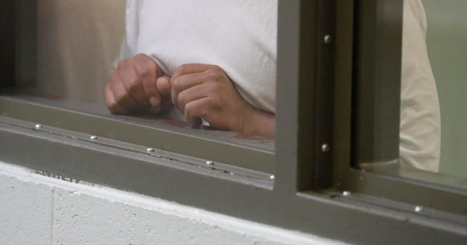 Migrantes en EEUU causan daños en centro de detención al negarse a prueba de coronavirus