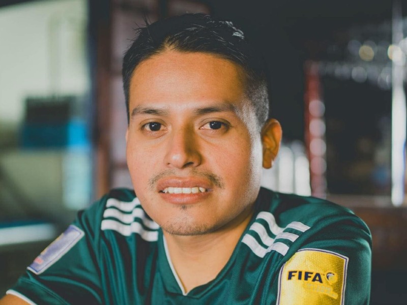 Gonzalo Cruz sentado con una playera de México