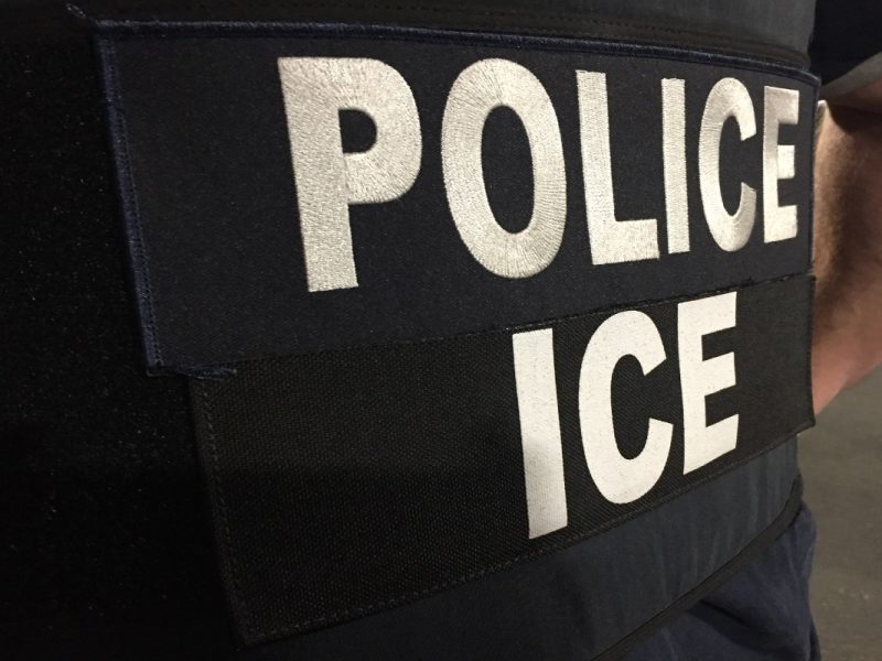 ICE enfrenta demanda por bloqueo de acceso telefónico a detenidos