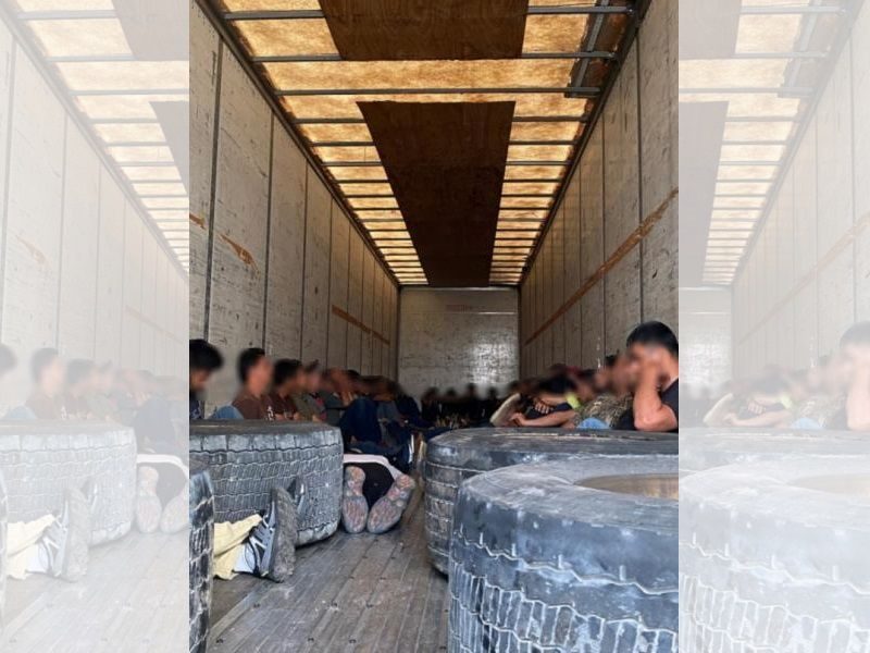 La migra encuentra a 54 migrantes dentro de tráiler en Texas