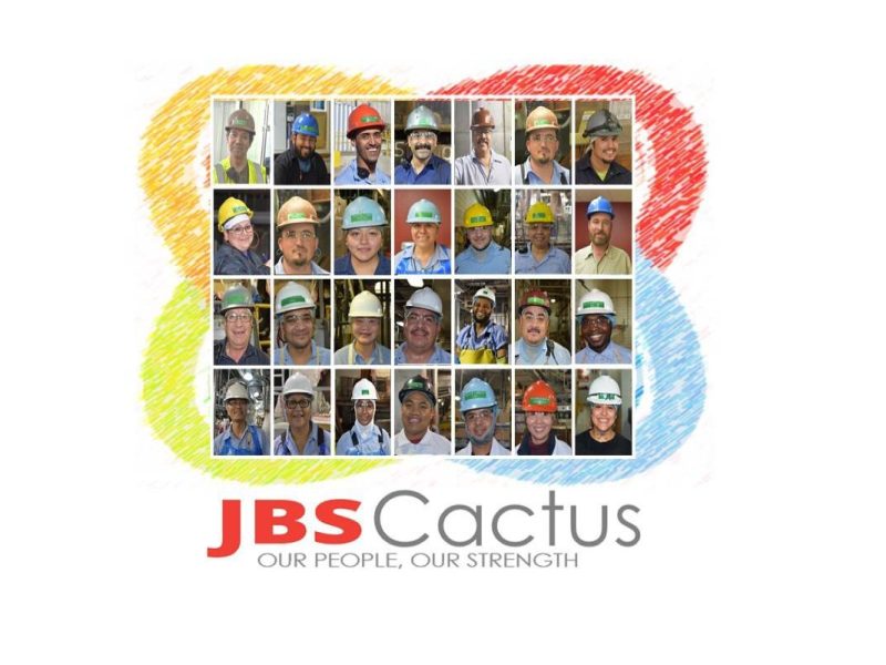 Empleados de empacadoras de carne trabajan sin equipo de protección