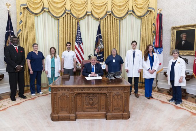 Un ayudante cercano a Trump en la Casa Blanca da positivo a coronavirus