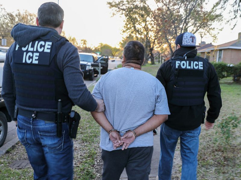 ICE arresto de migrante en la calle