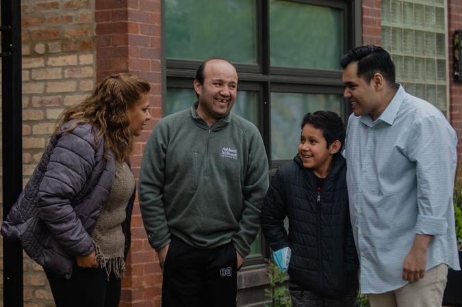 Hombre liberado de la detención de inmigrantes sorprende a su mamá.