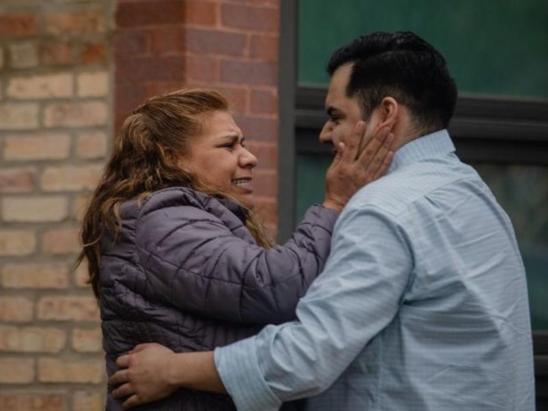 Hombre liberado de la detención de inmigrantes sorprende a su mamá