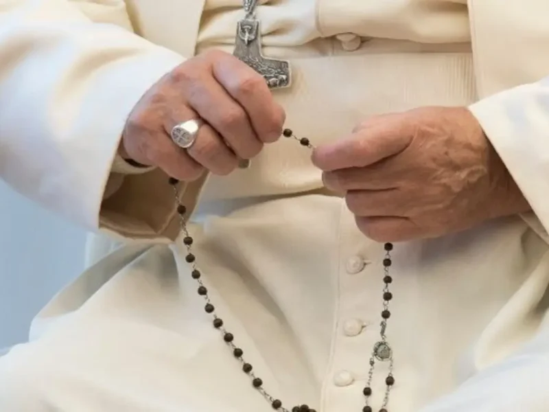 Papa Francisco agarrando un Rosario