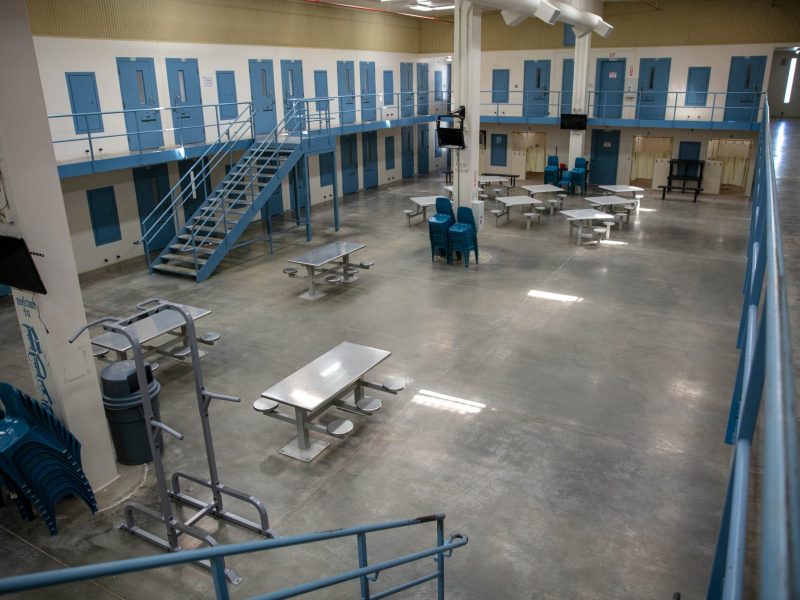 Migrantes inician huelga de hambre por contagios en cárcel de ICE en Arizona