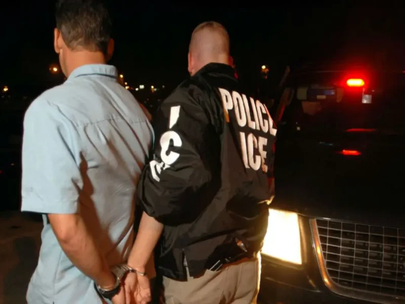 ¿Qué hacer si ICE me detiene en la calle?