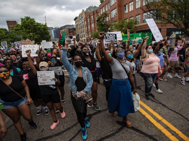 Ante protestas, estas son las recomendaciones sanitarias de los CDC