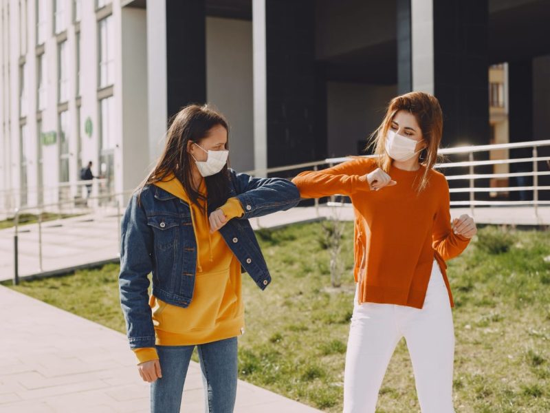 Sigue estos consejos para evitar contagios de coronavirus en las reuniones con tus familiares y amigos. Foto: Gustavo Fring