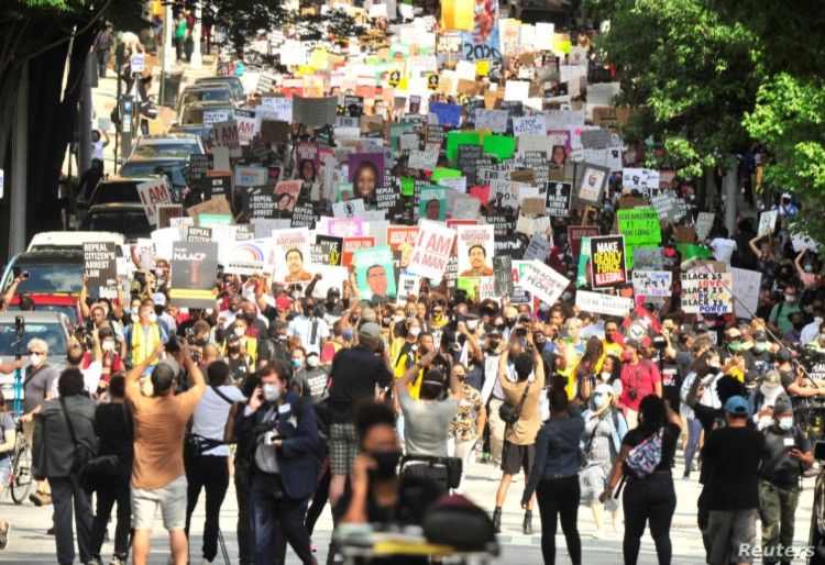 Continúan manifestaciones tras nuevo caso de abuso policial en Atlanta