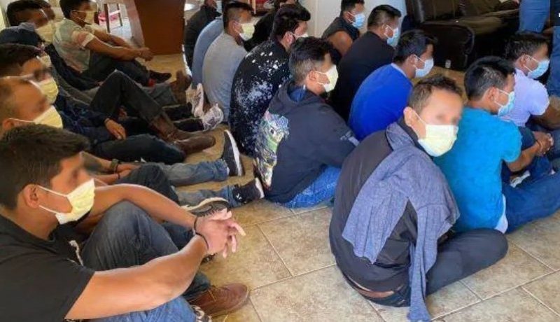 Aseguran casa de seguridad en Arizona con 24 migrantes mexicanos