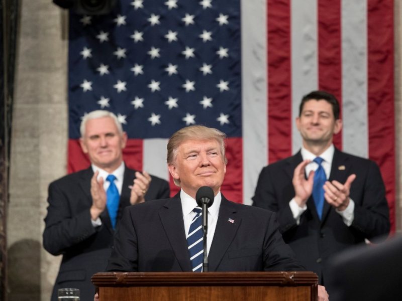 Donald Trump atribuye el aumento de cifras a la gran disponibilidad de pruebas de coronavirus. Foto: Facebook President Donald J. Trump.