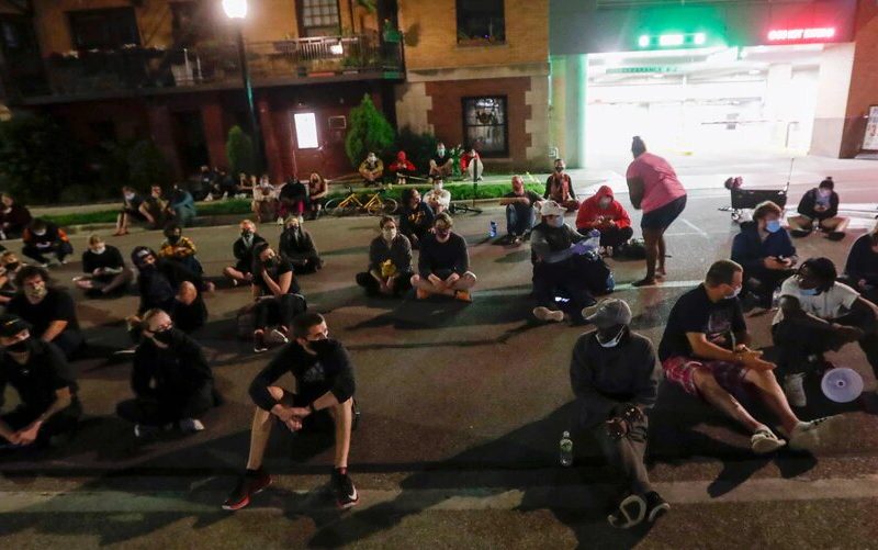 Unas 40 personas protestaron pacíficamente el miércoles en Madison, Wisconsin, por el arresto de un afroestadounidense, después de disturbios el día anterior. Foto: Voz de América