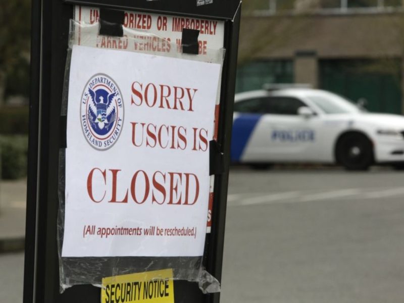 Por falta de fondos, USCIS podría despedir a 13 mil de sus empleados