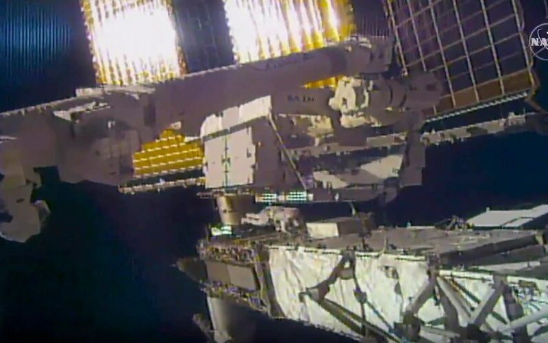 En esta foto distribuida por la NASA, los astronautas Chris Cassidy y Bob Behnken reemplazan baterías de la Estación Espacial Internacional el 26 de junio de 2020. Foto: NASA