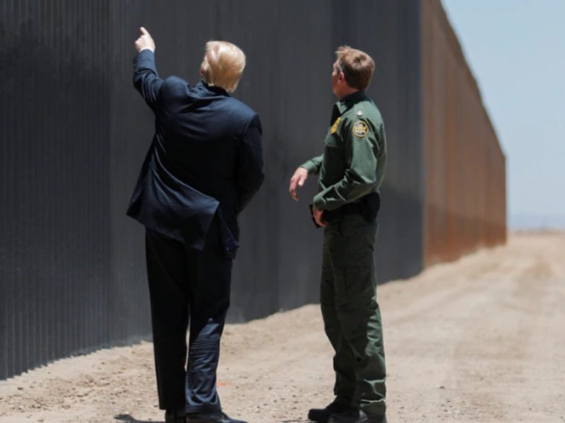 Donald Trump dijo que quienes construyeron esta sección del muro fronterizo sólo lo hacen quedar mal. Foto: Reuters