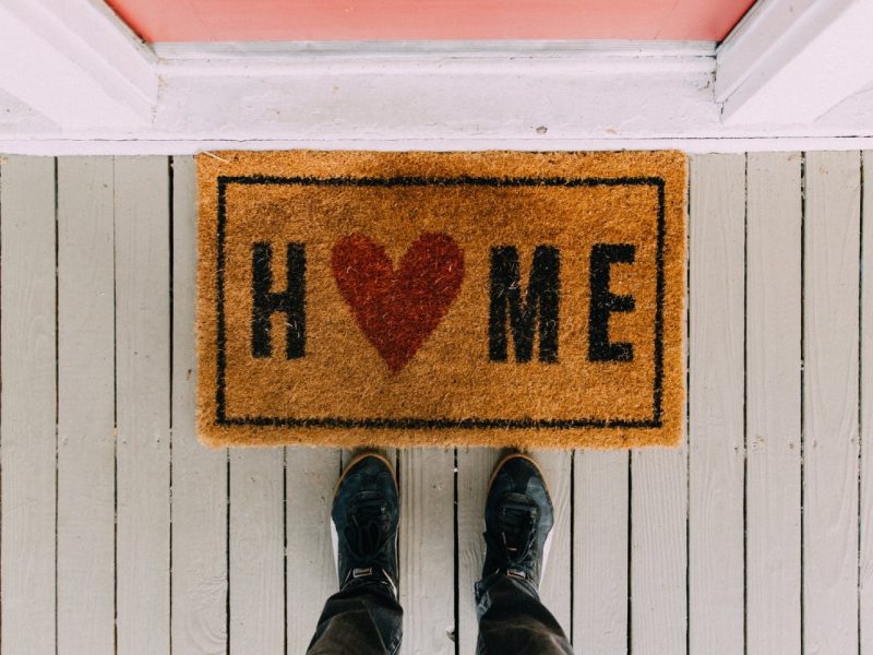 Tapete para sanitizar zapatos en la entrada de la casa