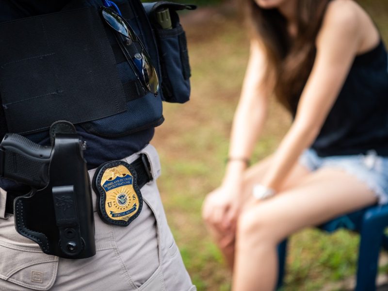 Corte ordena liberar a niños migrantes detenidos en prisiones de ICE